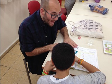 MASA Israel - Volunteer Teacher with student
