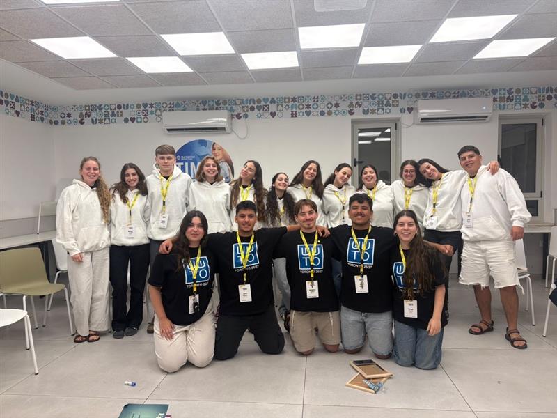 Shinshinim participants standing together in front of #shlichut